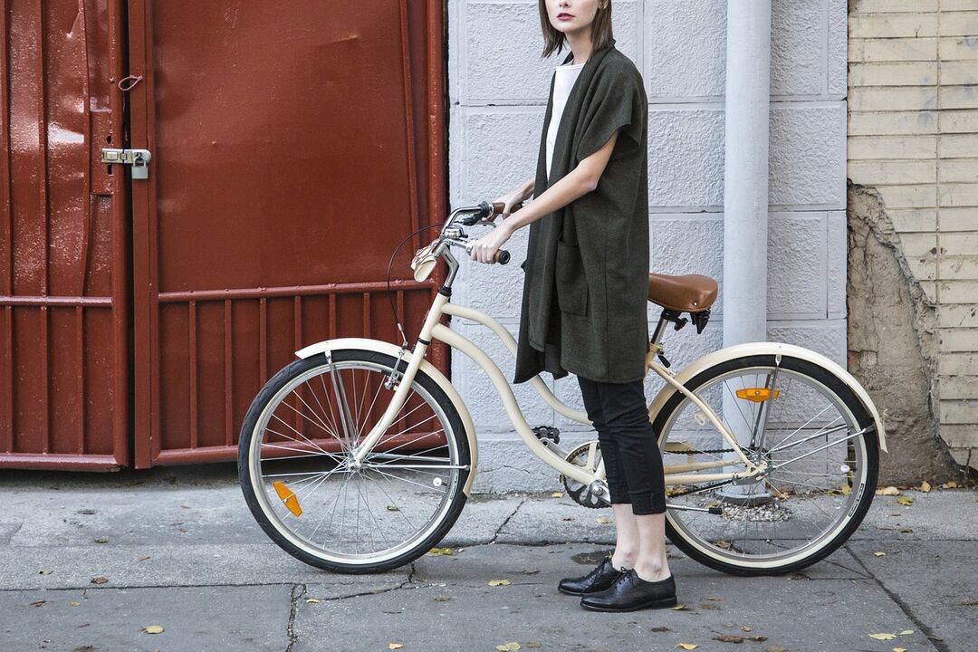 Nena en bicicleta